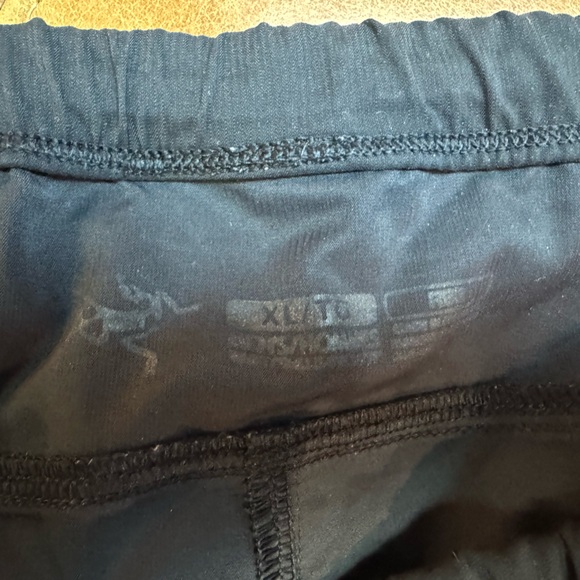 XL Arc’teryx black pants, full zip down each leg, breathable - Picture 4 of 5
